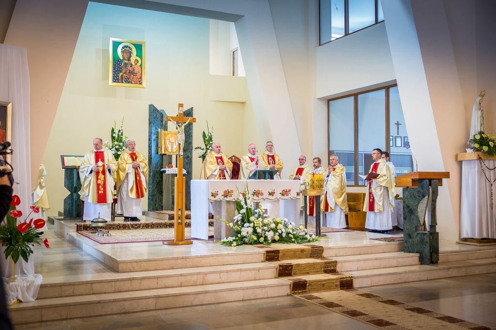 Uroczysta inauguracja roku szkolnego 2018/2019 w kościele z udziałem duchowieństwa.