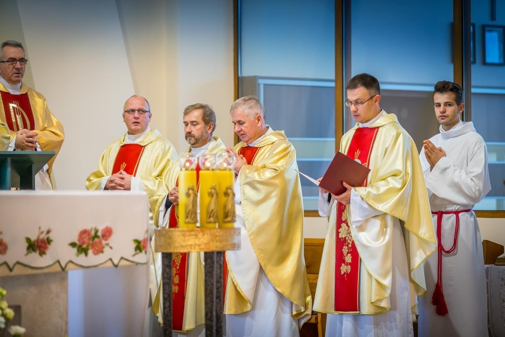 Msza święta Inauguracja 2018/2019: księża przy ołtarzu z zapalonymi świecami