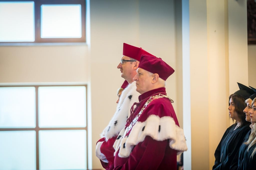 Uroczysta inauguracja roku akademickiego 2018/2019 z profesorami w togach.