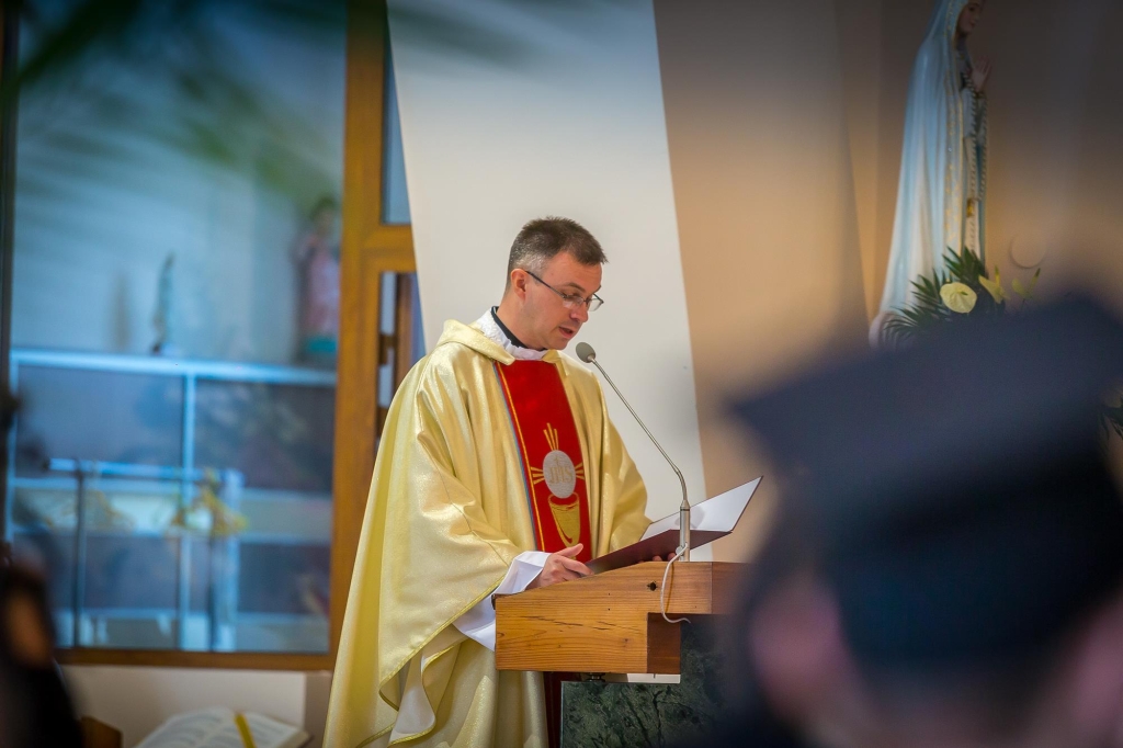 Ksiądz w szatach liturgicznych podczas inauguracji 2018/2019