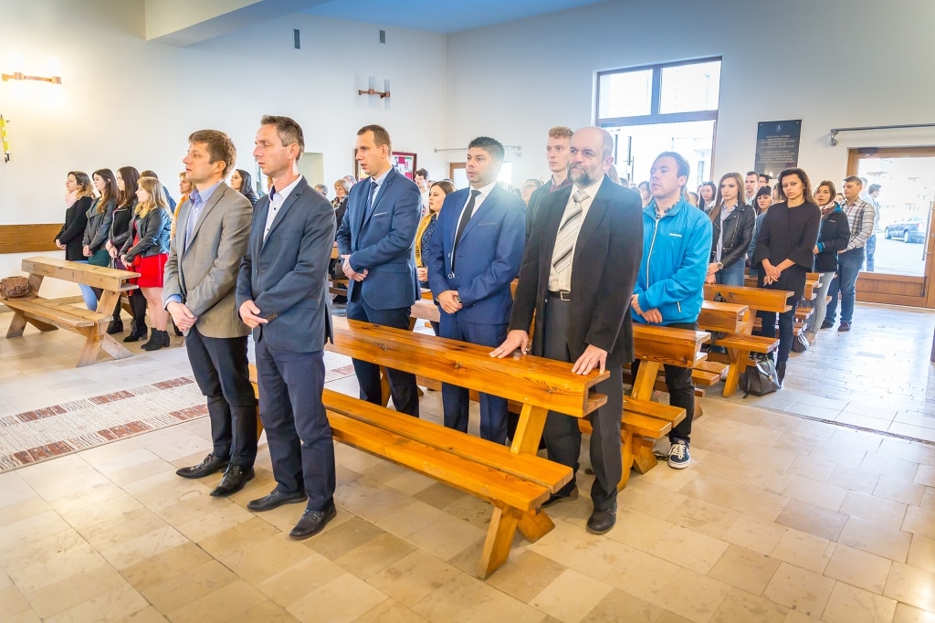 Uczestnicy Inauguracji 2018/2019 stoją w kościele