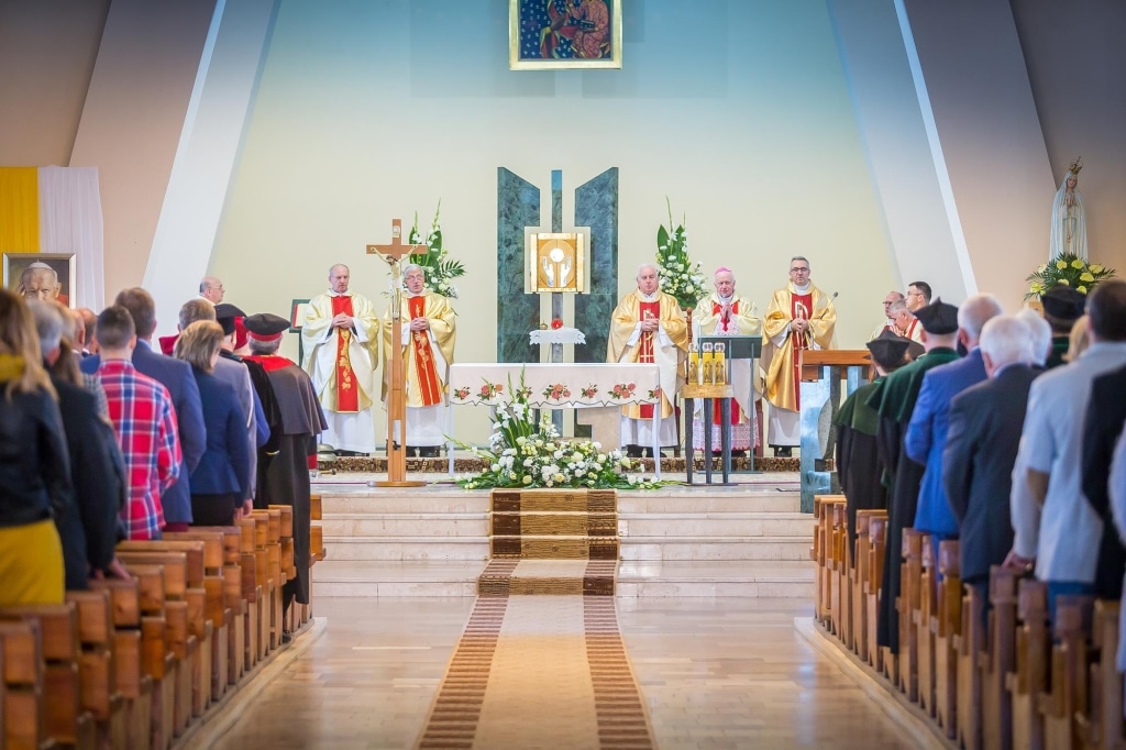 Uroczysta inauguracja roku szkolnego 2018/2019 w kościele z duchownymi przy ołtarzu.