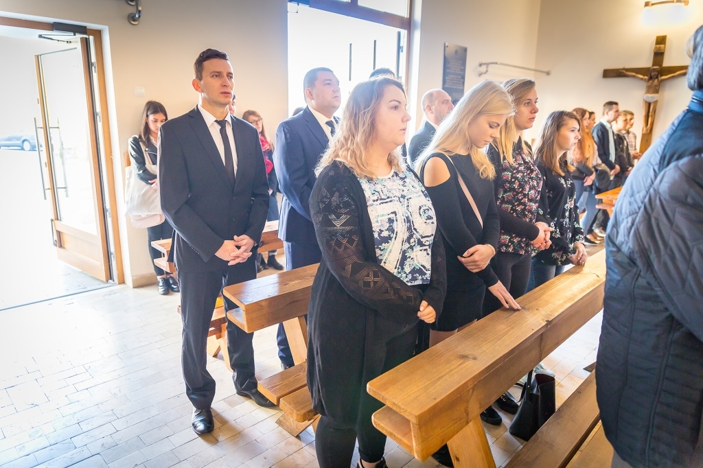 Uczestnicy inauguracji roku akademickiego 2018/2019 stoją w kościele