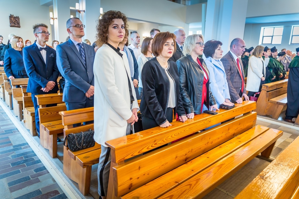 Uczestnicy inauguracji roku szkolnego 2018/2019 siedzą w kościele.
