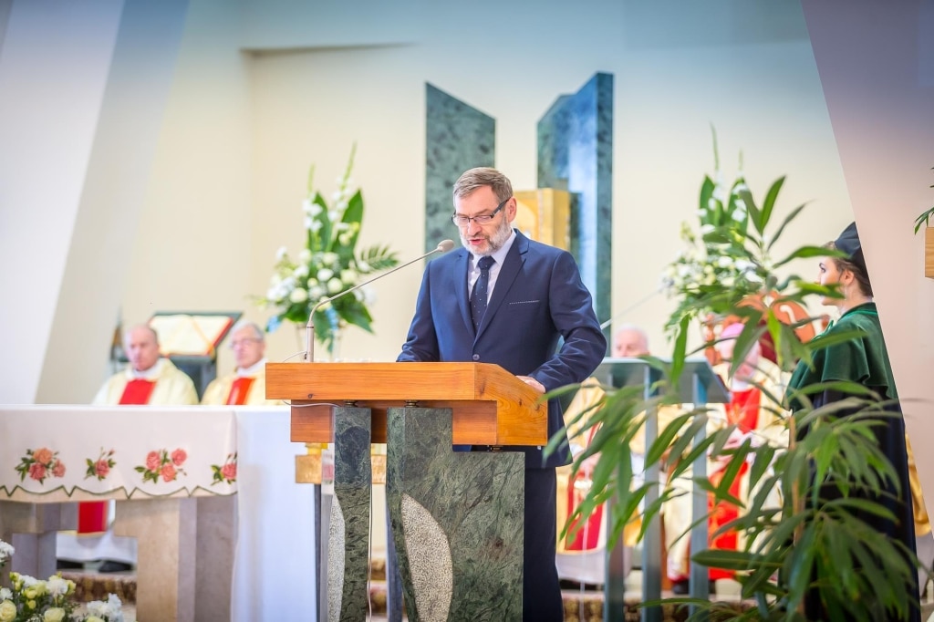Inauguracja 2018/2019: Mężczyzna przemawia przy mównicy w kościele
