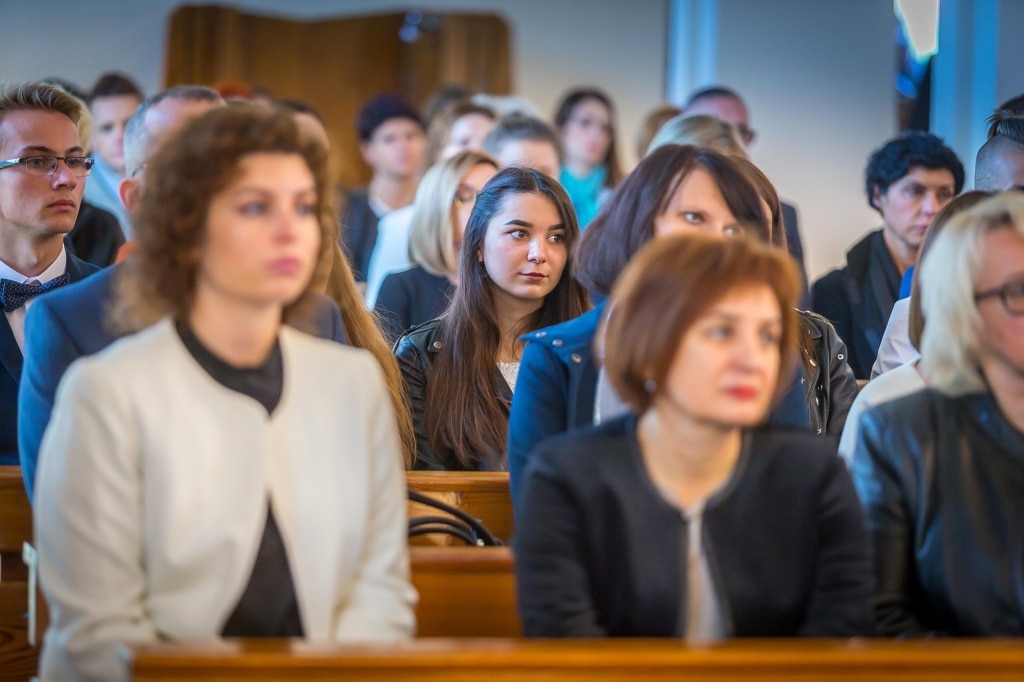 Uroczysta inauguracja roku akademickiego 2018/2019 – uczestnicy siedzą w ławkach