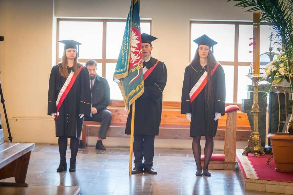Uroczysta inauguracja roku akademickiego 2018/2019 z udziałem studentów w togach.