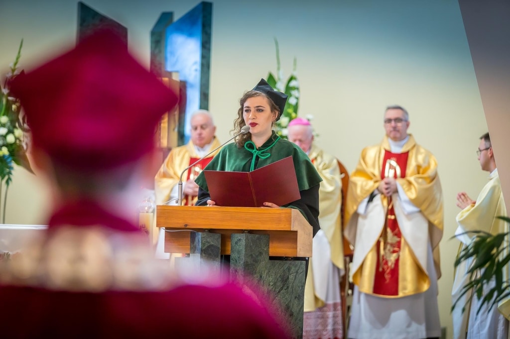Kobieta w todze przemawia podczas Inauguracji 2018/2019