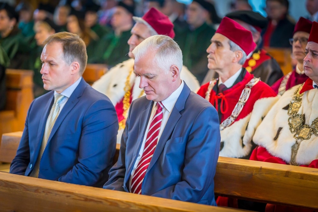 Uroczysta inauguracja roku akademickiego 2018/2019 z udziałem mężczyzn w togach.