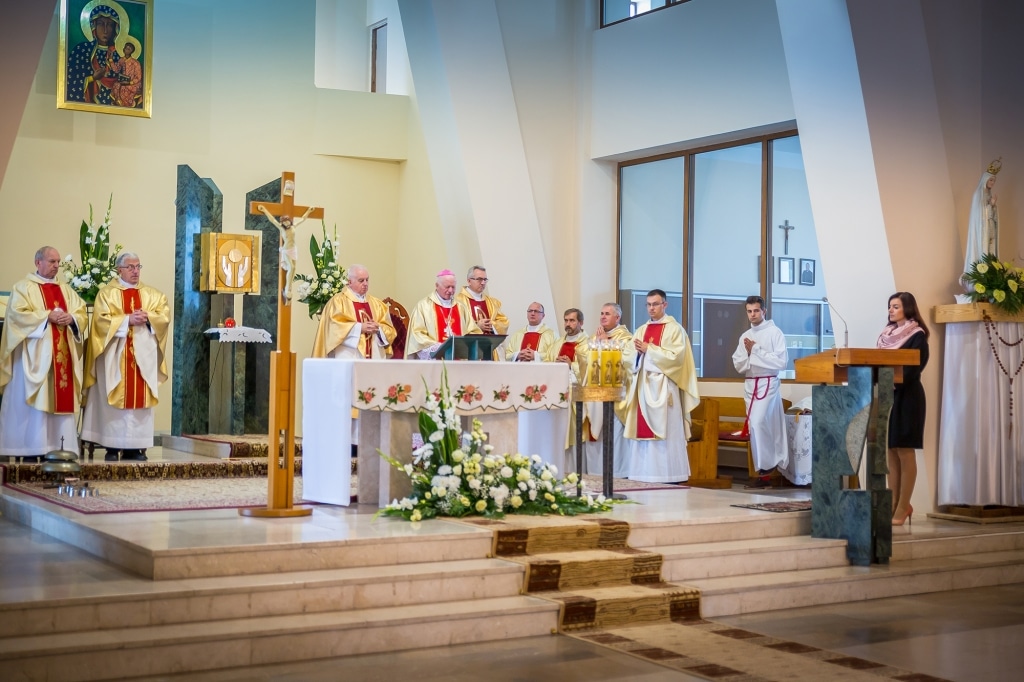 Inauguracja roku szkolnego 2018/2019 w kościele, duchowni przy ołtarzu