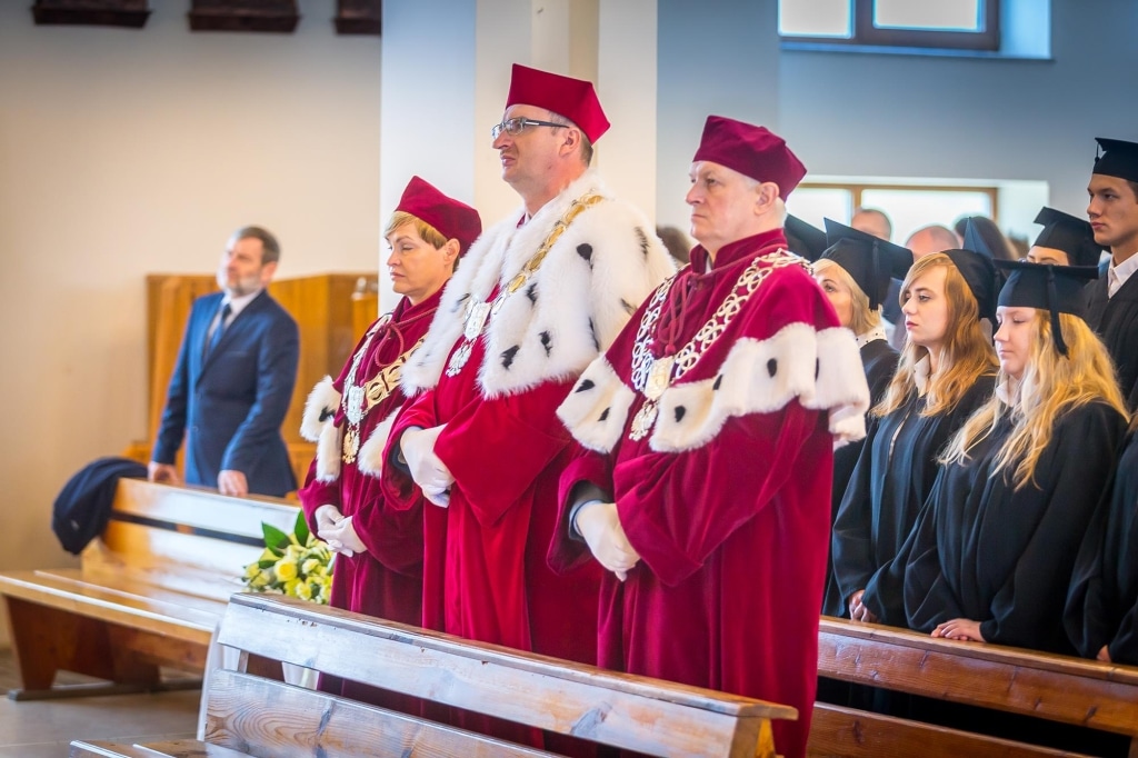 Inauguracja roku akademickiego 2018/2019: profesorowie w togach podczas uroczystości