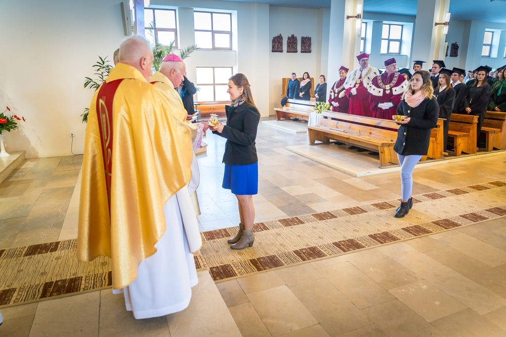Uroczystość Inauguracji 2018/2019: biskup błogosławi studentkę