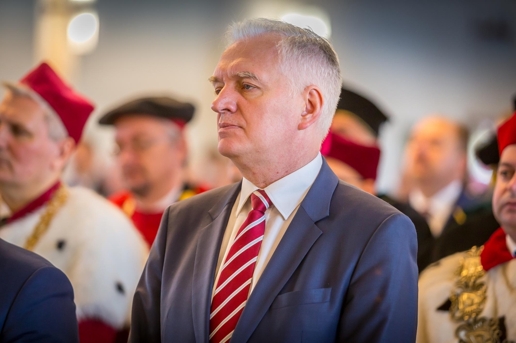 Mężczyzna w garniturze z krawatem podczas Inauguracji 2018/2019