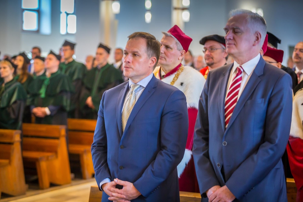 Uroczysta inauguracja roku akademickiego 2018/2019 z udziałem profesorów i studentów.