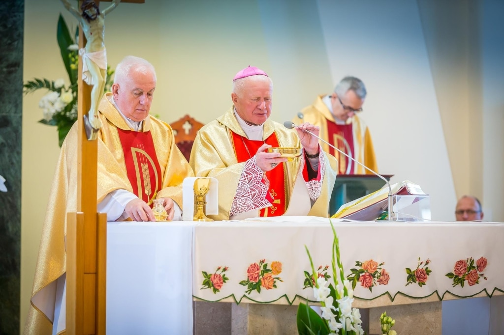 Biskupi podczas inauguracji roku akademickiego 2018/2019 w kościele.