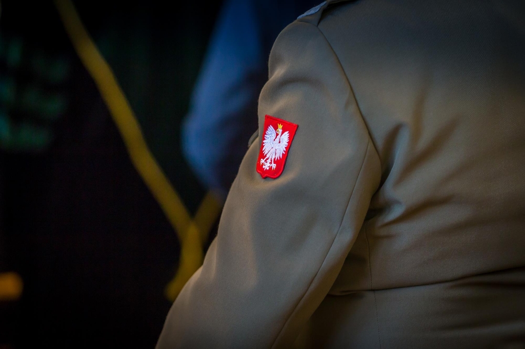 Wojskowy w mundurze z godłem Polski podczas Inauguracji 2018/2019