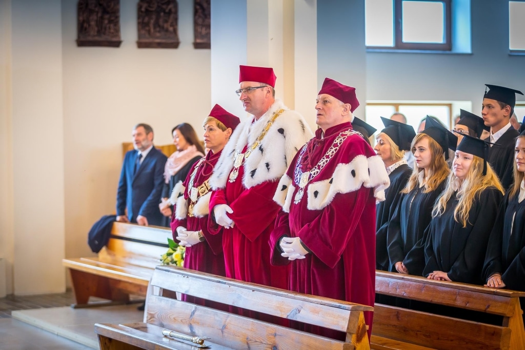 Uroczysta inauguracja roku akademickiego 2018/2019 z profesorami w togach i studentami w biretach.