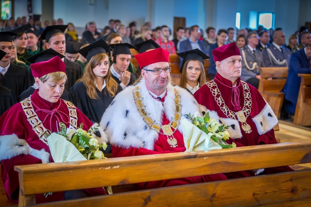 Uroczysta inauguracja roku akademickiego 2018/2019 w togach i biretach.