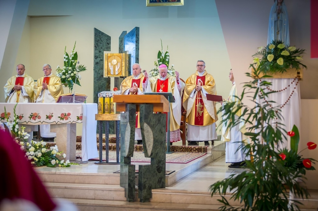 Uroczysta msza święta w kościele z biskupem i duchowieństwem podczas inauguracji 2018/2019.
