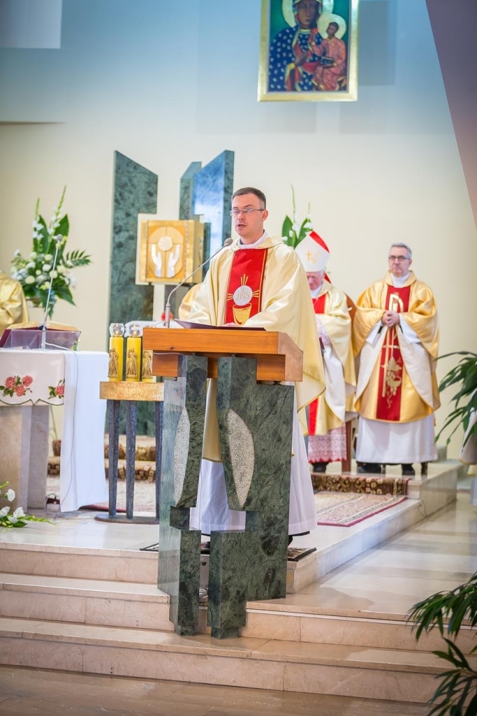 Inauguracja 2018/2019: Ksiądz przemawia przy ambonie w kościele