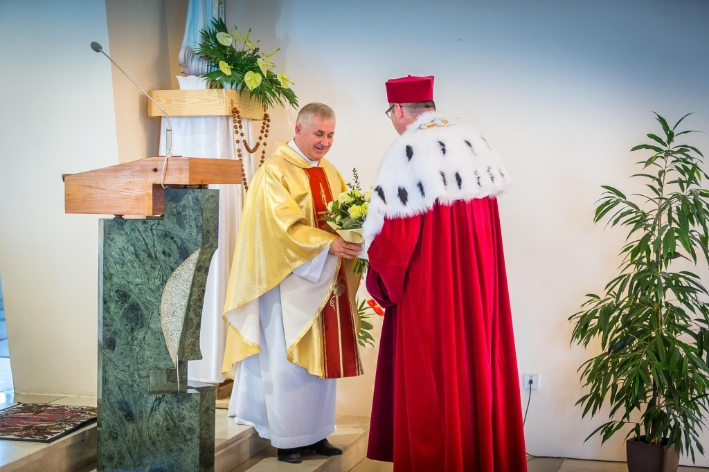 Uroczystość inauguracji roku akademickiego 2018/2019: wręczenie kwiatów.