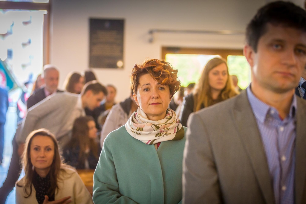 Kobieta w turkusowym płaszczu na inauguracji roku akademickiego 2018/2019