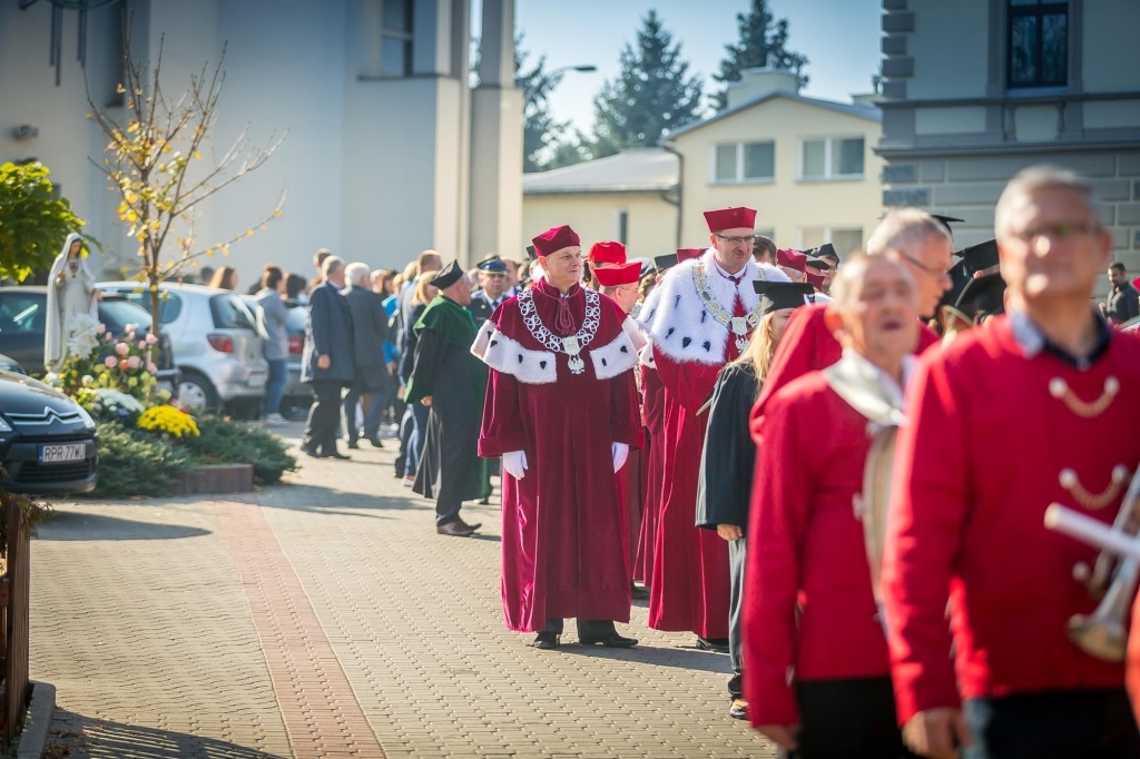 Uroczysta inauguracja roku akademickiego 2018/2019 w togach.