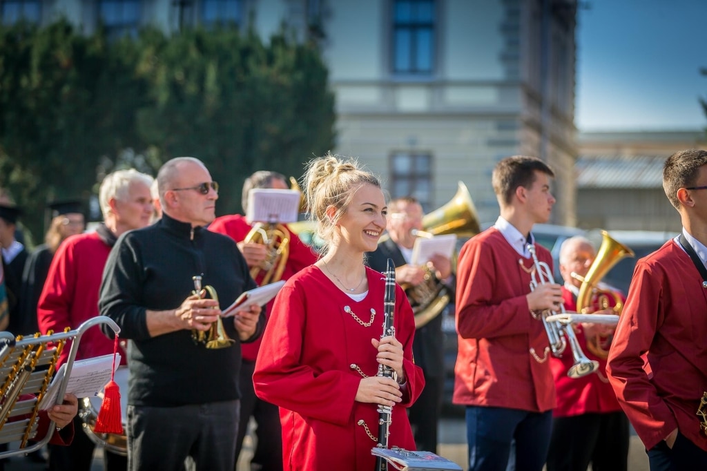 Uczestnicy Inauguracji 2018/2019 z orkiestrą dętą