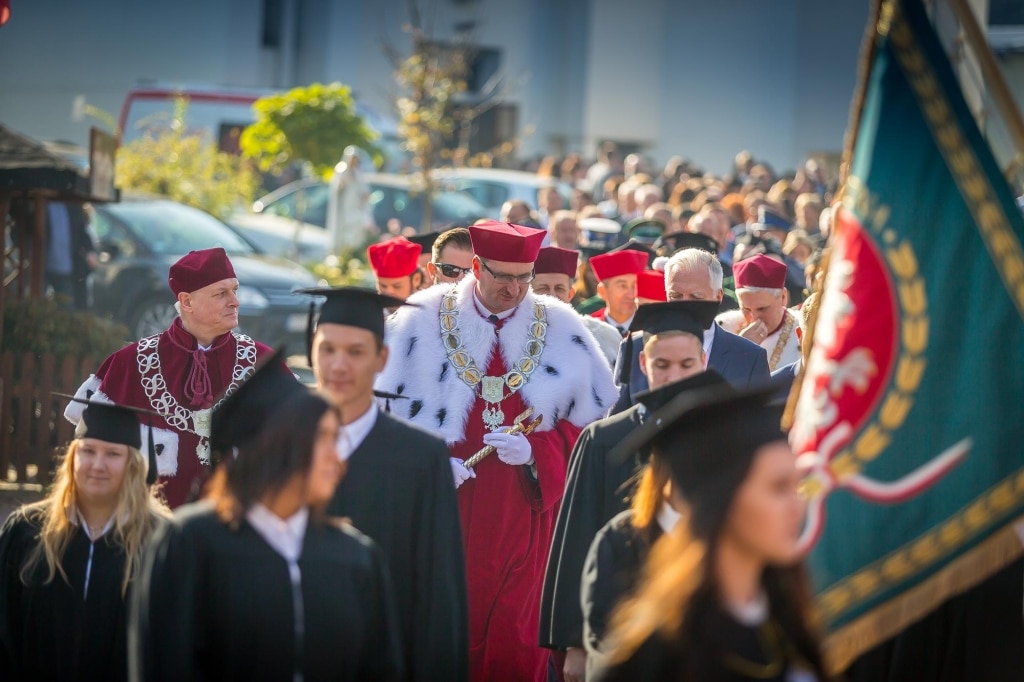 Uroczysta inauguracja roku akademickiego 2018/2019 z udziałem profesorów w togach i studentów w biretach.