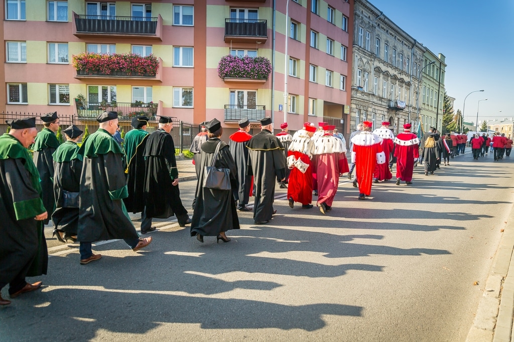 Uroczysty przemarsz w togach podczas Inauguracji 2018/2019