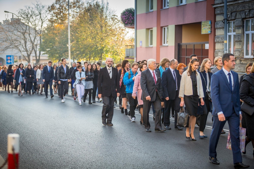 Uczestnicy inauguracji roku szkolnego 2018/2019 maszerują ulicą.