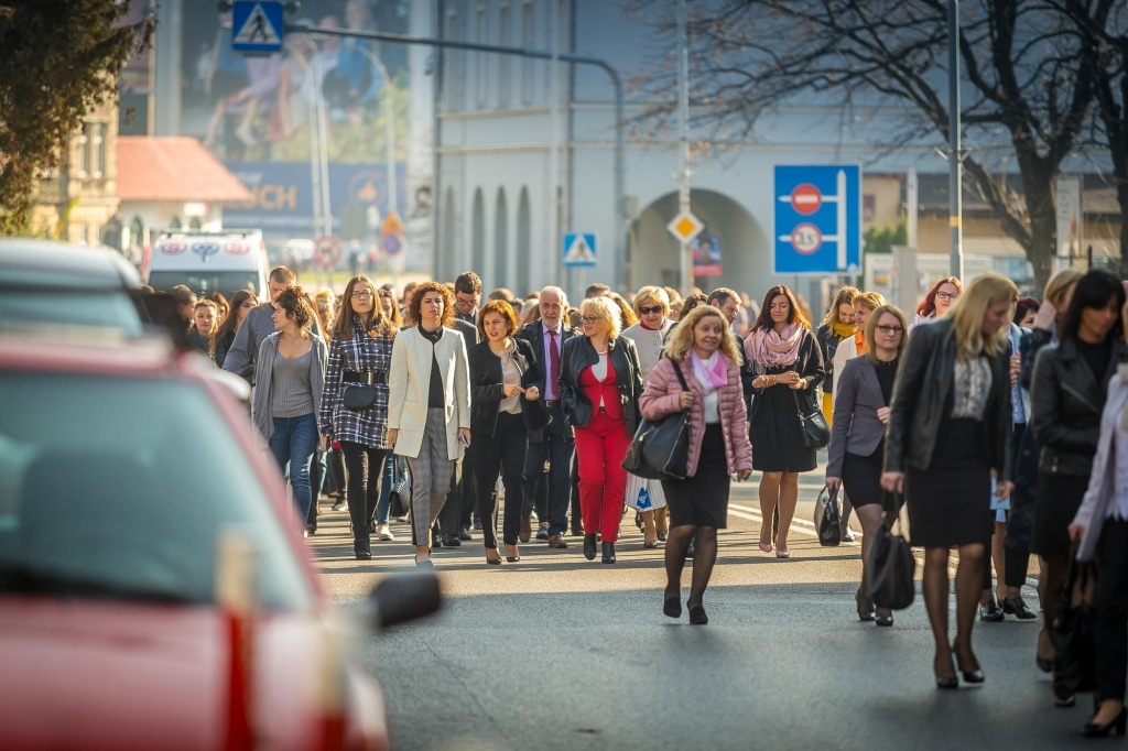 Uczestnicy inauguracji roku akademickiego 2018/2019 idą ulicą