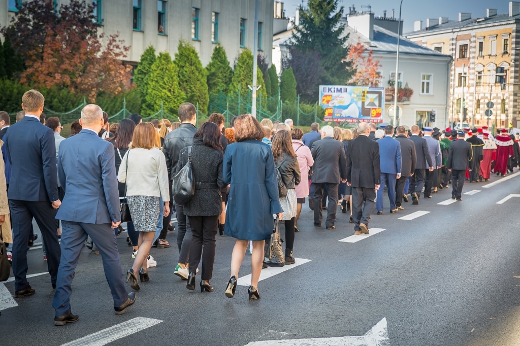Uczestnicy inauguracji roku akademickiego 2018/2019 przemierzają ulicę w Krakowie.