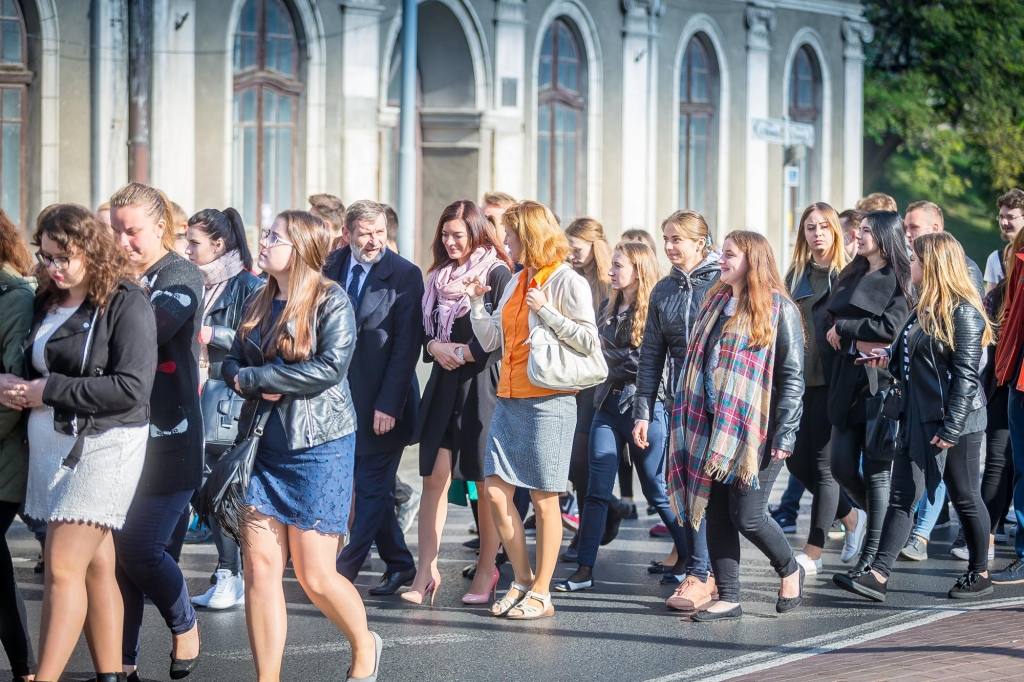 Uroczysta inauguracja roku akademickiego 2018/2019 – studenci na tle budynku uczelni.