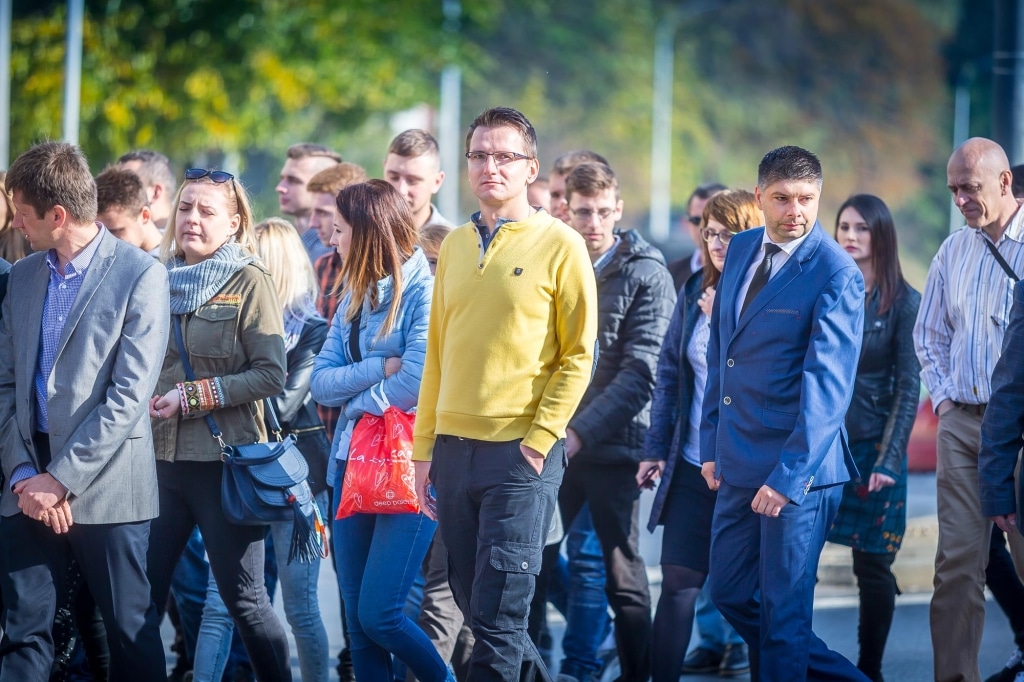 Grupa ludzi w strojach formalnych na inauguracji 2018/2019