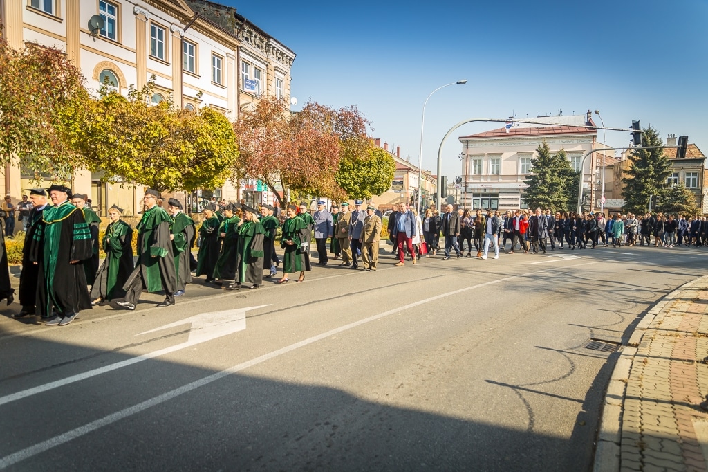 Uroczysta inauguracja roku akademickiego 2018/2019 z przemarszem w togach.