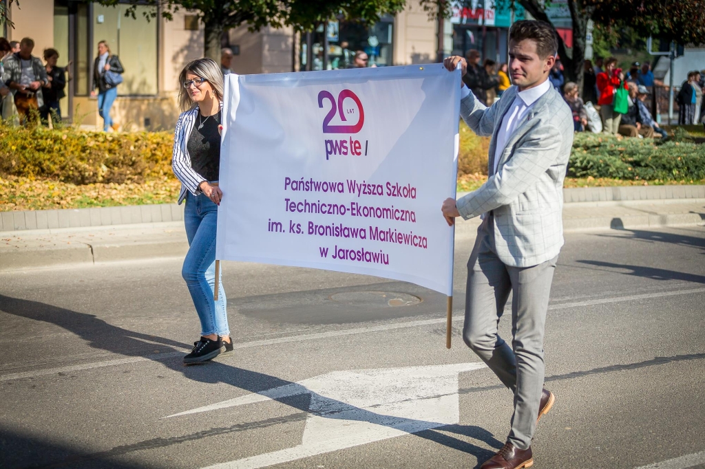 Para studentów PWSZ z banerem 20-lecia uczelni w Jarosławiu