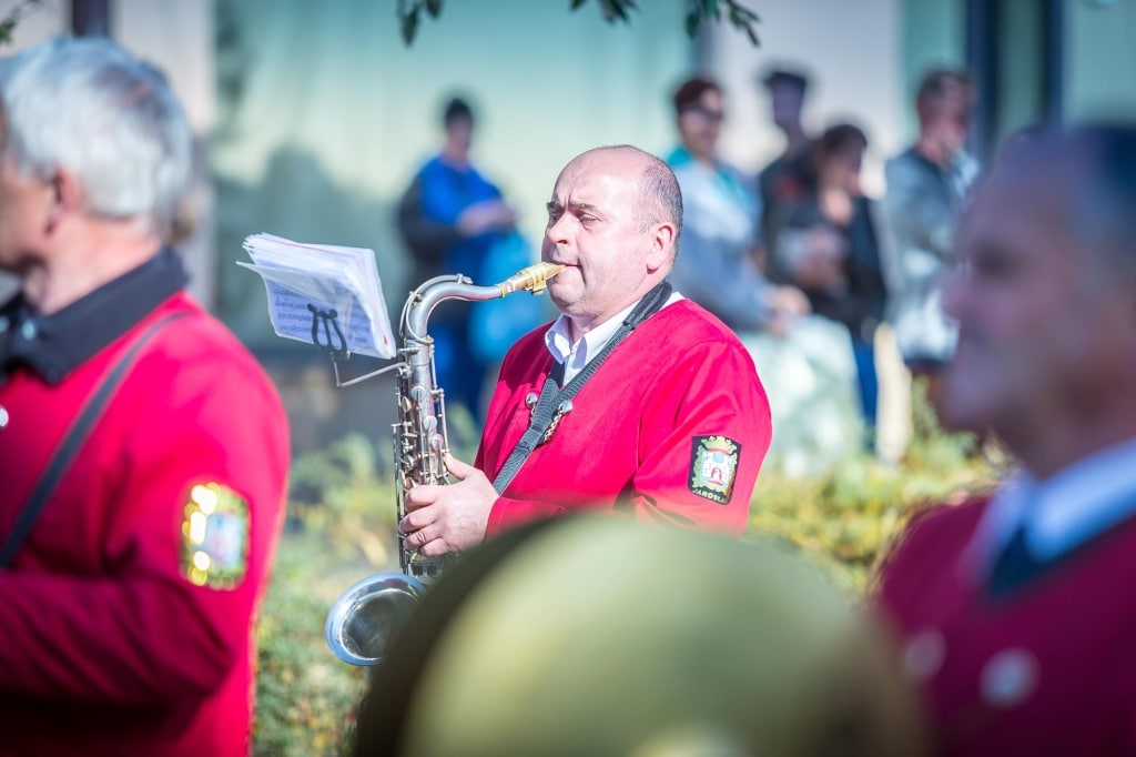 Mężczyzna grający na saksofonie podczas inauguracji 2018/2019