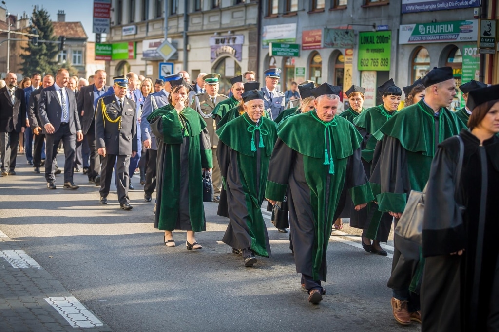 Uroczysta inauguracja roku akademickiego 2018/2019 w togach.