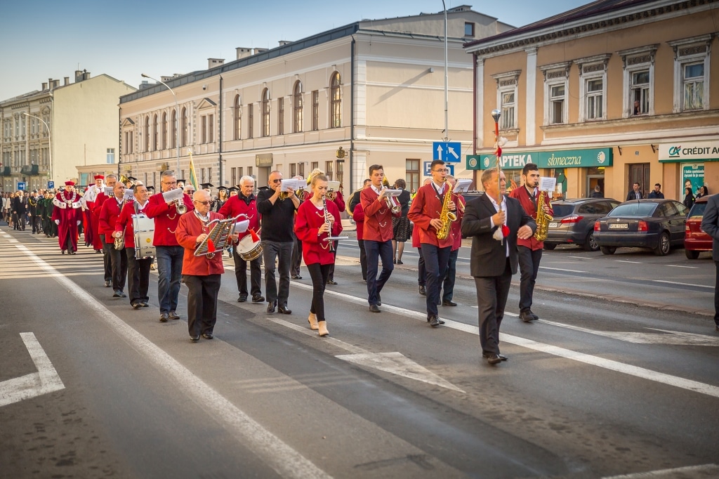 Orkiestra dęta maszeruje ulicą podczas inauguracji 2018/2019