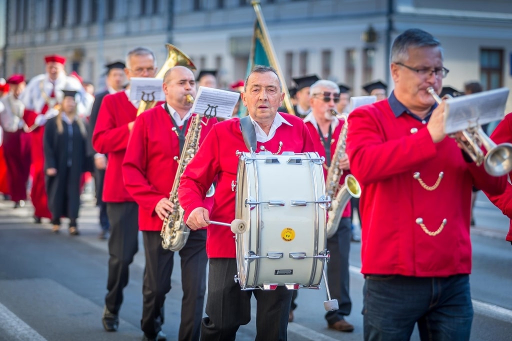 Orkiestra dęta w czerwonych strojach na inauguracji roku akademickiego 2018/2019
