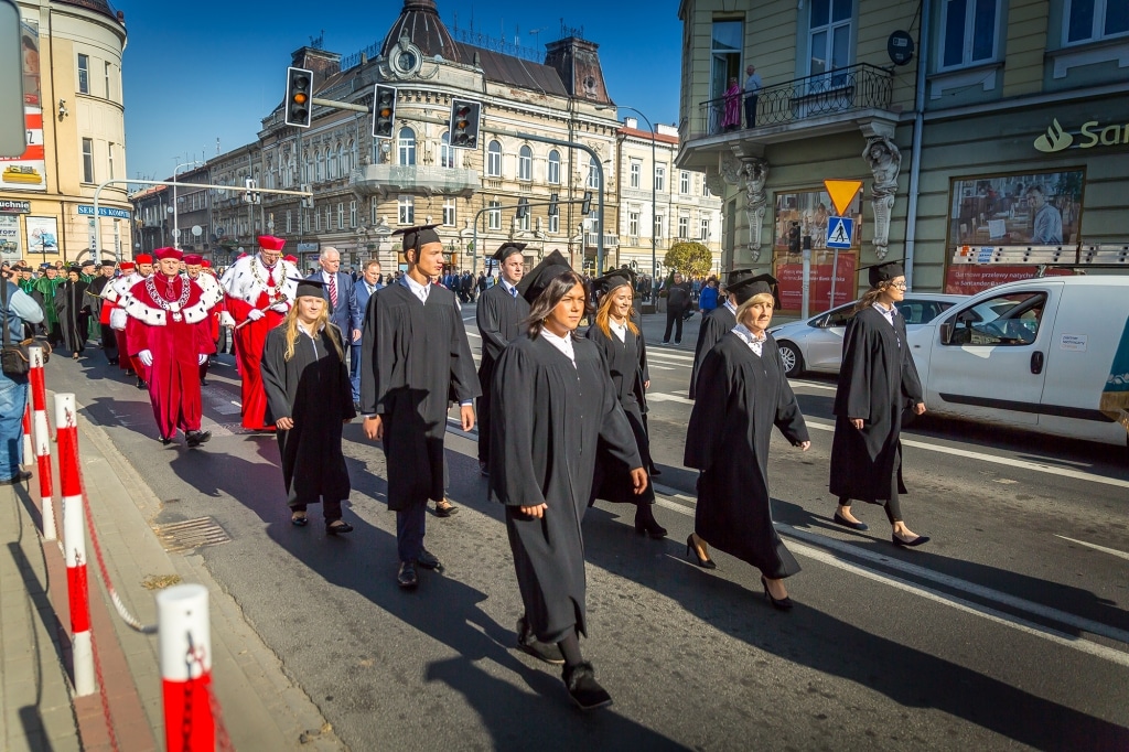 Uroczysta inauguracja roku akademickiego 2018/2019 z udziałem absolwentów w togach.