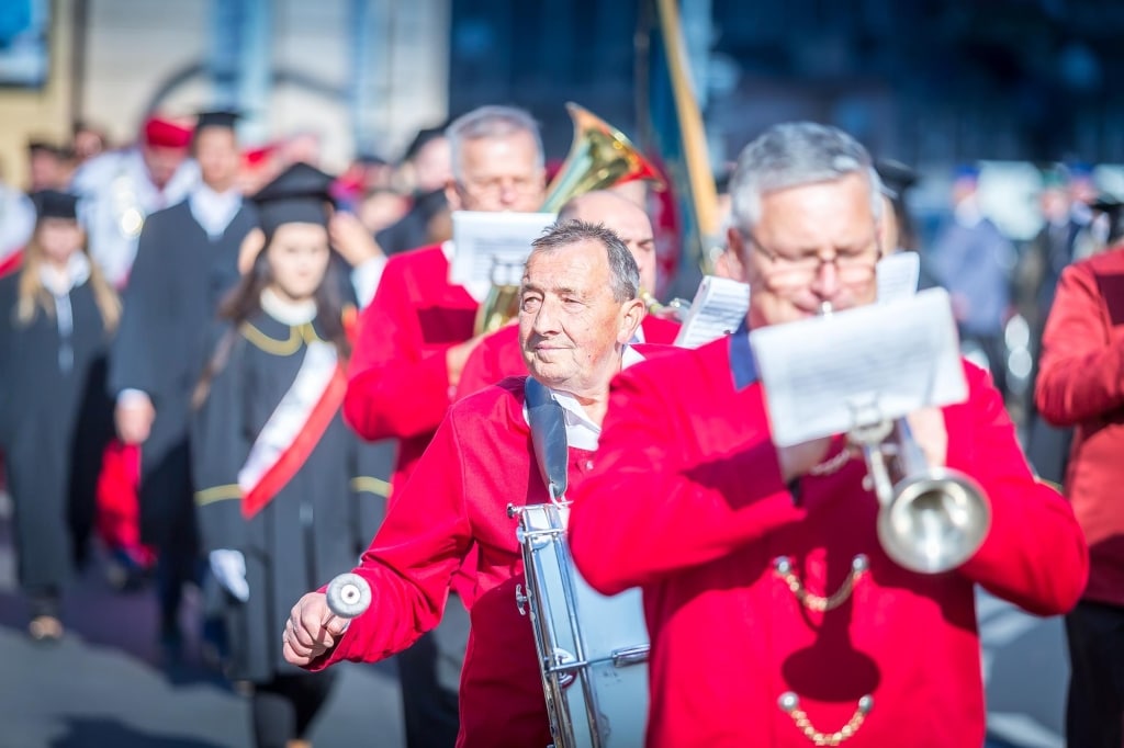 Orkiestra dęta w czerwonych strojach podczas inauguracji roku akademickiego 2018/2019