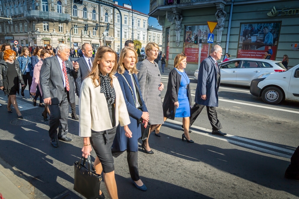 Uroczysta inauguracja 2018/2019 z udziałem oficjeli na ulicy