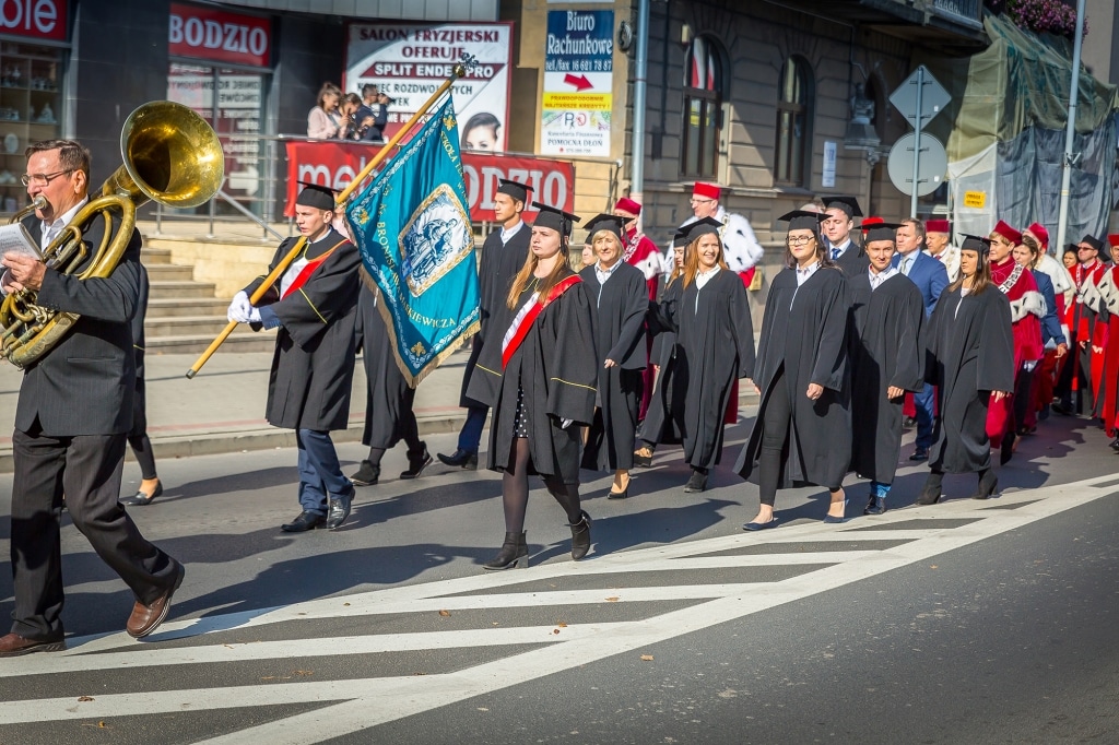 Inauguracja 2018/2019: studenci w togach i biretach na ulicy z tubą