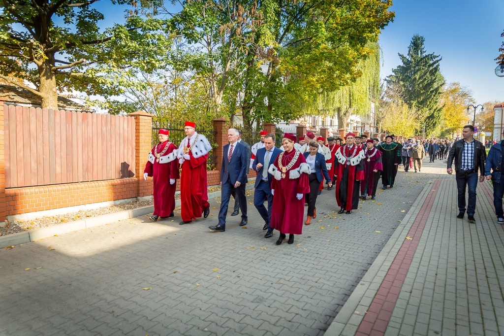 Uroczysty przemarsz w togach podczas Inauguracji 2018/2019