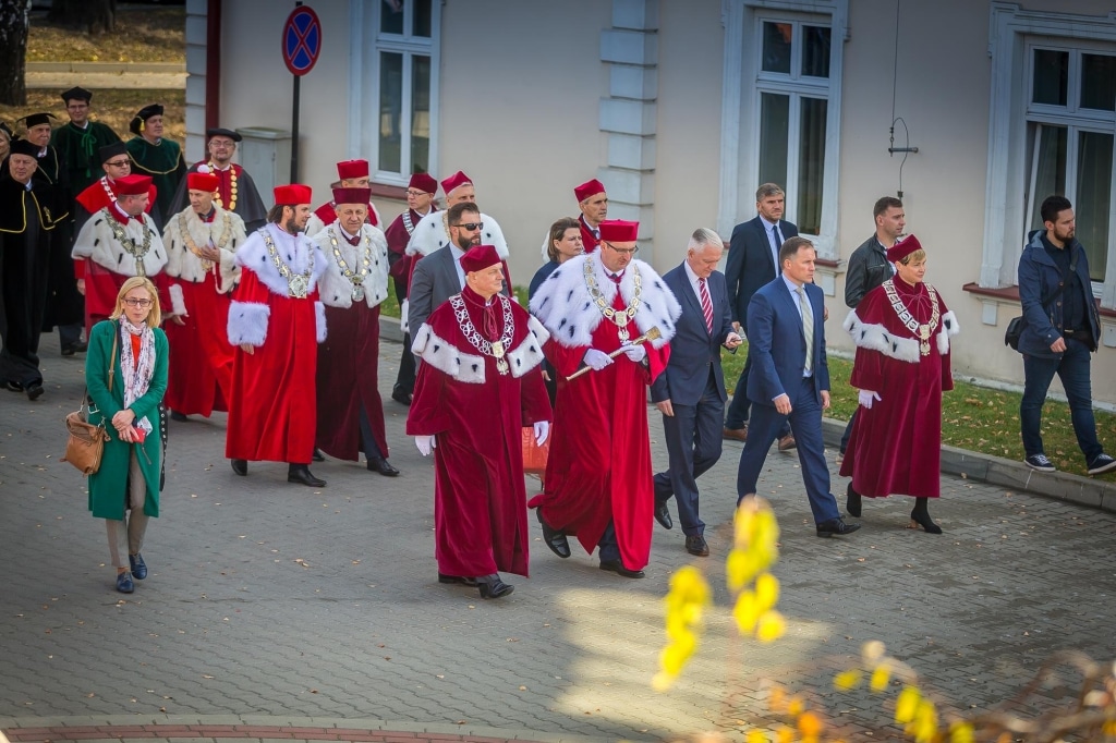 Uroczysta inauguracja roku akademickiego 2018/2019 w togach.
