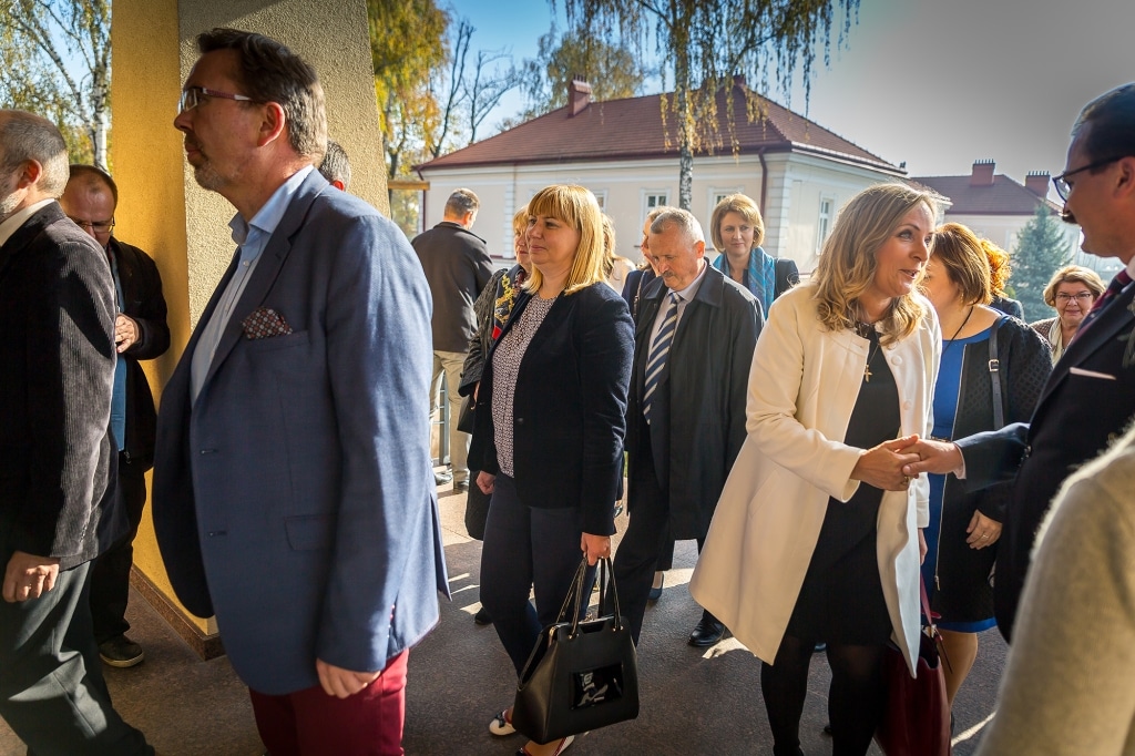 Uczestnicy inauguracji roku szkolnego 2018/2019 przed budynkiem