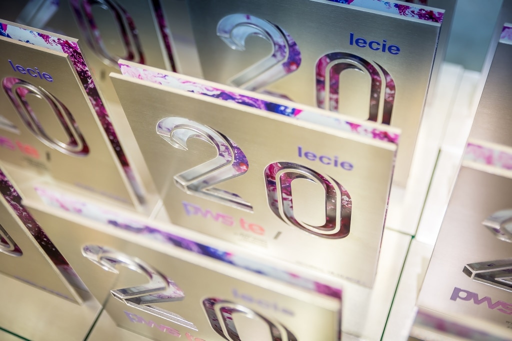 Eleganckie tabliczki z cyframi 20 i napisem "lecie" na tle kolorowych wzorów.