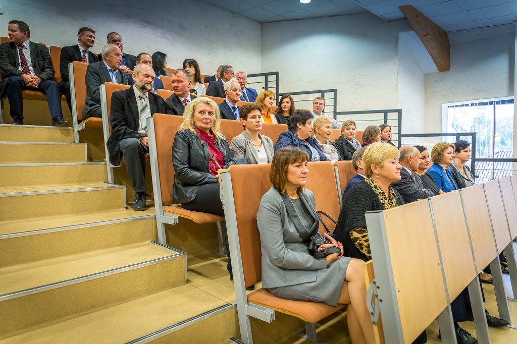 Uczestnicy Inauguracji Roku Akademickiego 2018/2019 siedzą w auli.